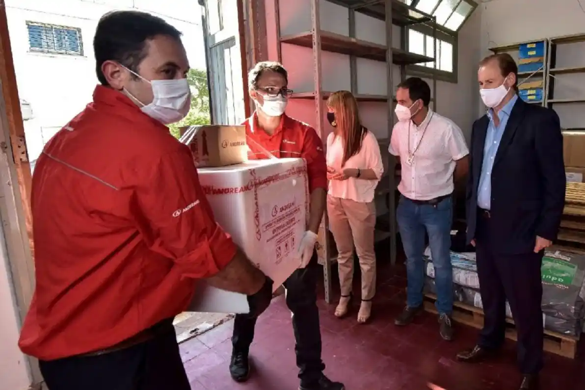 La UCR exige "la lista", pero la ministra Velázquez asegura que nunca existió "vacunatorio vip"