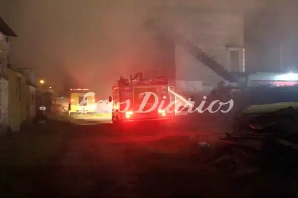 Incendio de proporciones en un depósito de maderas