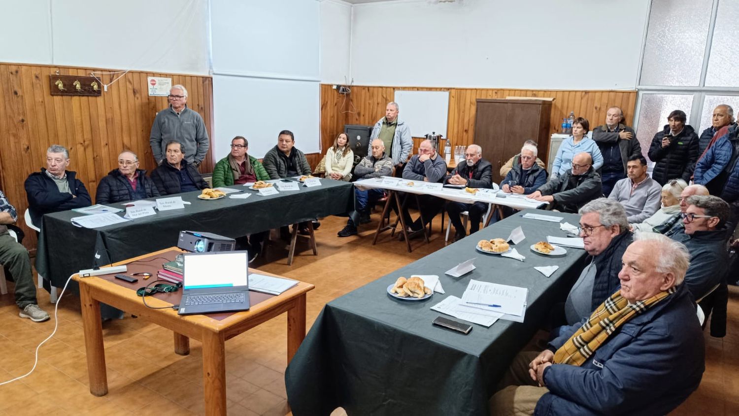 Arduo debate. De dirigentes rurales de la zona en Comandante Nicanor Otamendi