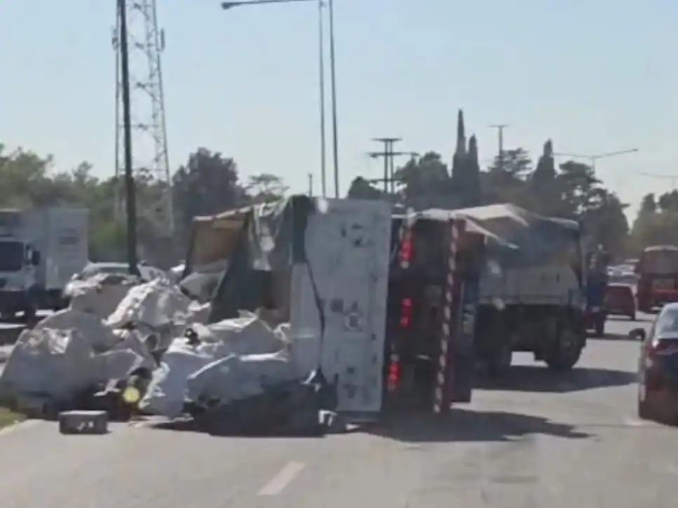 Volcó un camión municipal en la Panamericana y la carga quedó desparramada sobre la autopista