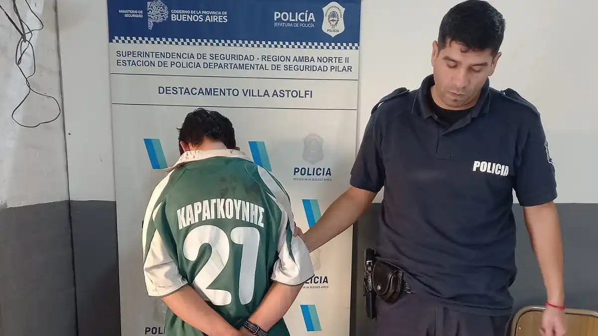 El acusado fue trasladado por personal policial al destacamento de Villa Astolfi.