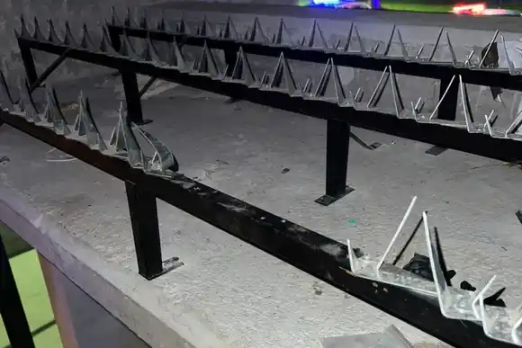 Rescataron a una joven en situación de calle que resultó herida por las púas de seguridad de una obra