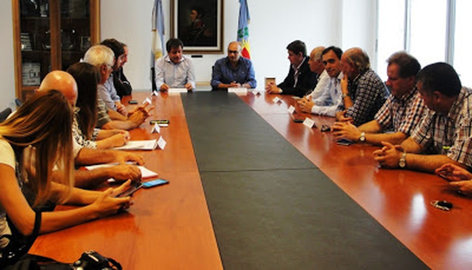 Manes brindó una charla en Balcarce y se reunió con intendentes