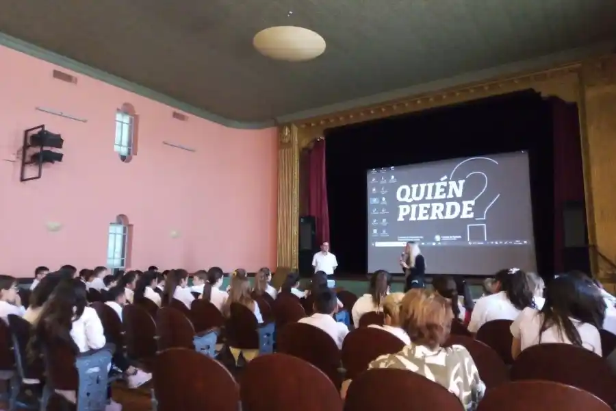 Los representantes del Departamento de Capacitación y Divulgación Educación Vial de la Municipalidad de Rafaela brindaron dos charlas a los estudiantes de 6º y 7º grado de la escuela primaria Nº 375 “Justo José de Urquiza”, y a jóvenes de 1º y 2º año de la escuela secundaria IDESA.