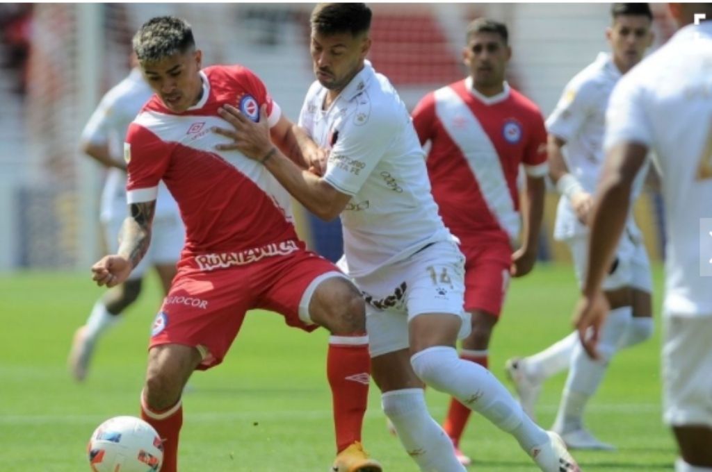 Aplastante derrota de Colón en La Paternal