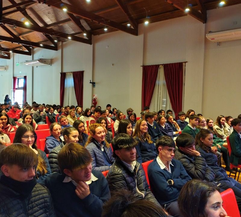 "La Que Te Espera": más de 150 estudiantes participaron de una charla sobre la vida universitaria