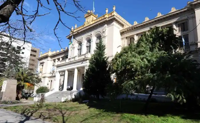Paro por tiempo indeterminado de auxiliares de educación en la Provincia