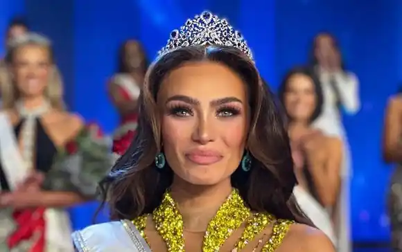 Así fue el incómodo momento de Miss USA cuando le pidieron posar con la bandera de Venezuela (+VIDEO)