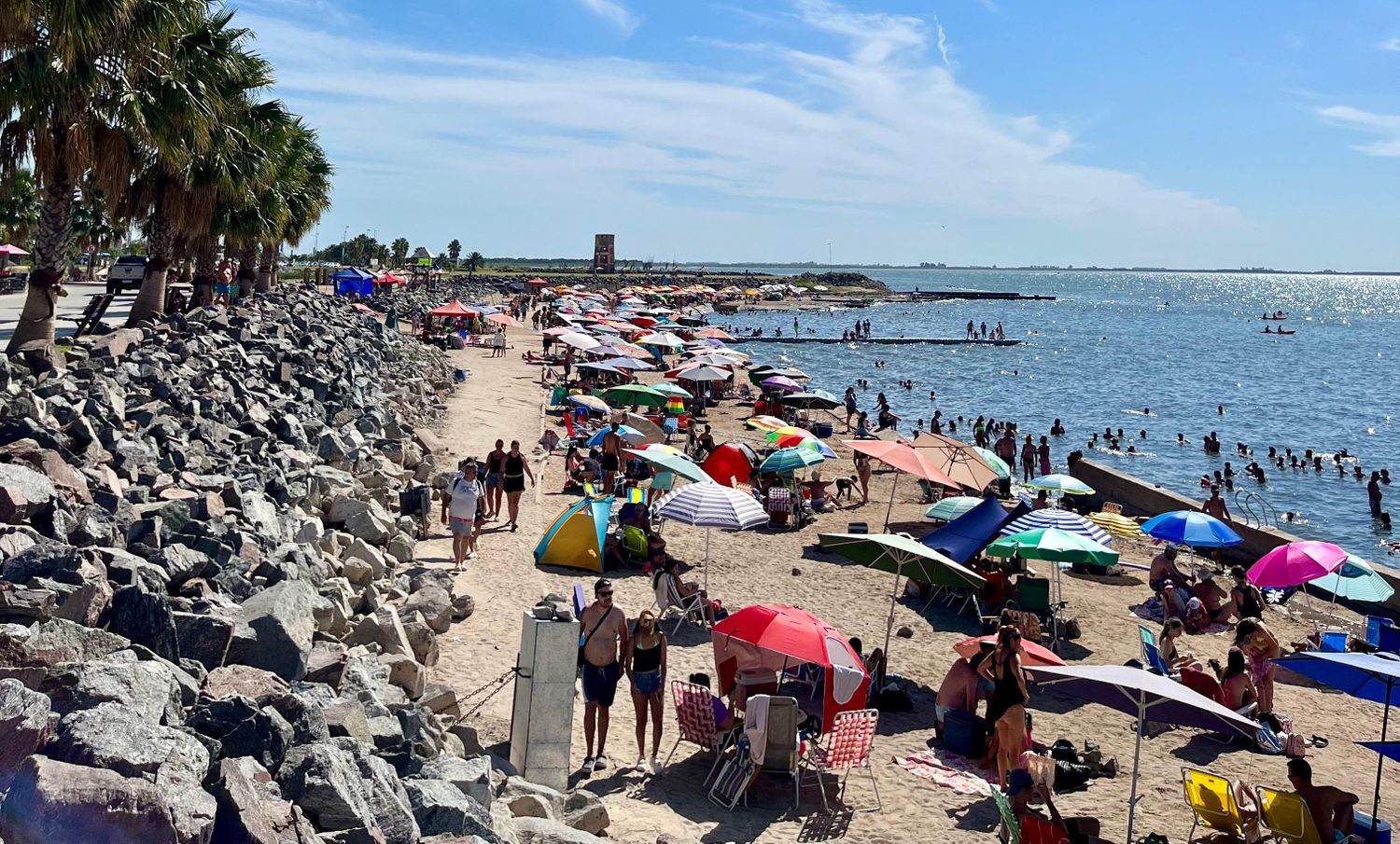 Las playas de Miramar reciben al turismo de todo el país, en una temporada que alcanza altos niveles de ocupación