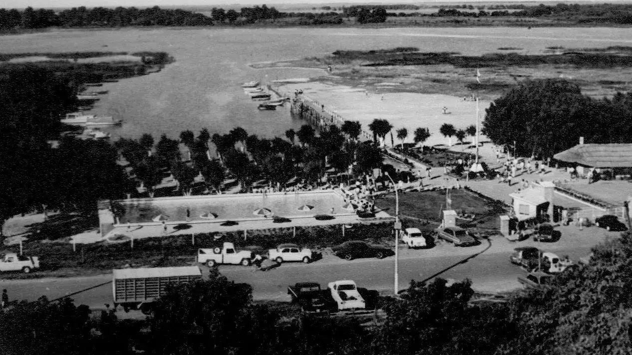 Pescadores en los años 70. No existía el gimnasio, solo el quincho-cantina y la pileta. Detrás la laguna en su esplendor.