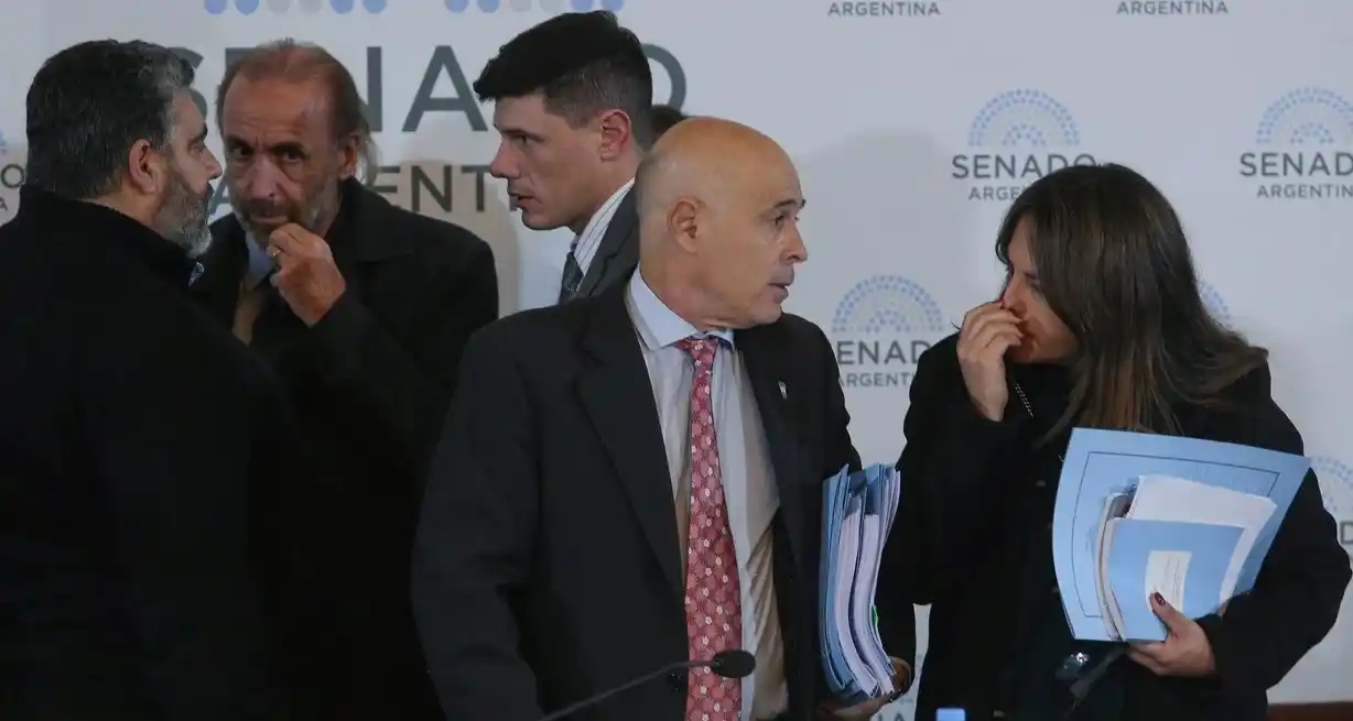 El plenario de comisiones había pasado a un nuevo cuarto intermedio, pero las negociaciones siguieron en los pasillos y el Gobierno habría conseguido las firmas para emitir dictamen al proyecto de ley Bases.