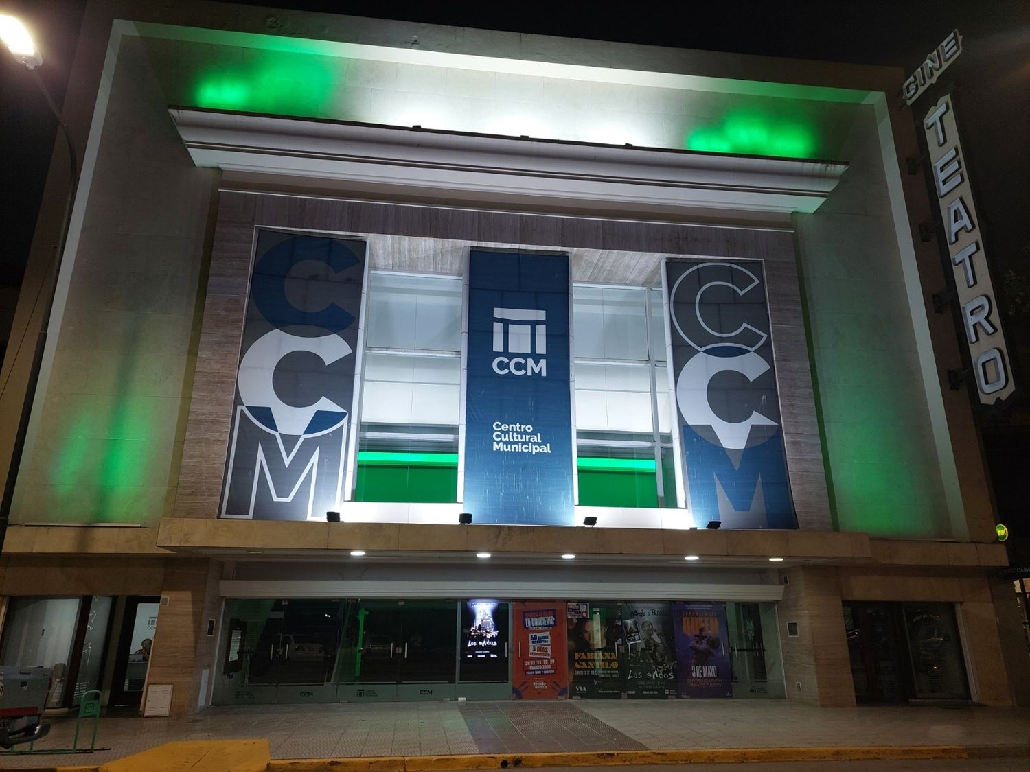 El Centro Cultural se iluminó de verde en homenaje a la comunidad irlandesa.