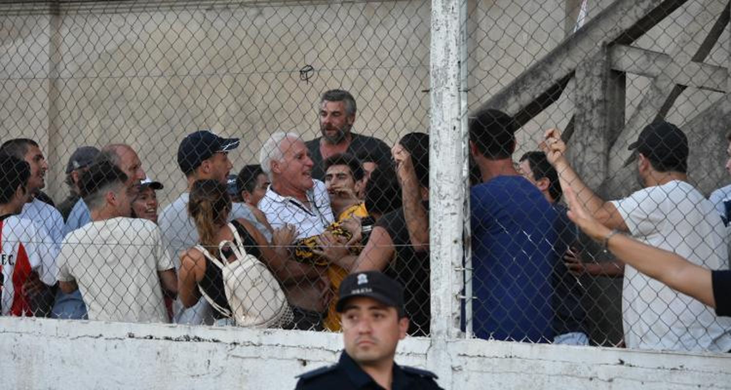 Incidentes en Paraná-Sarmiento: Un jugador visitante salió de la cancha y agredió a hinchas locales