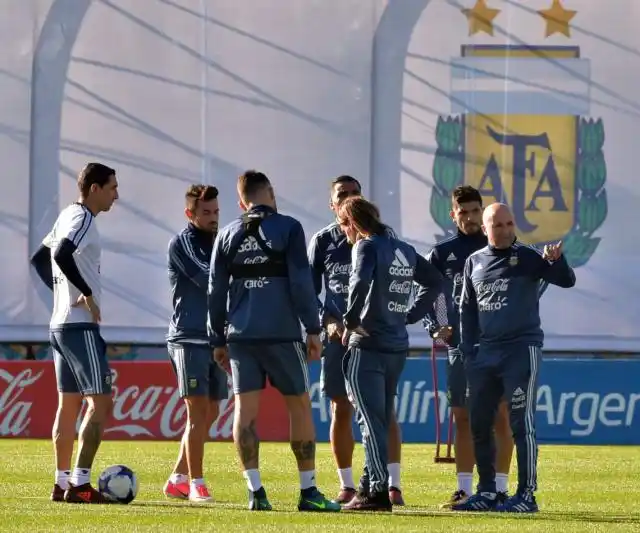 Los ensayos de Sampaoli: se inclina por la línea de tres