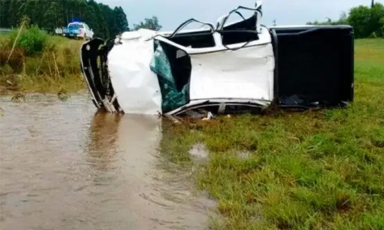 Autovía 14: Una camioneta volcó violentamente y un auto despistó