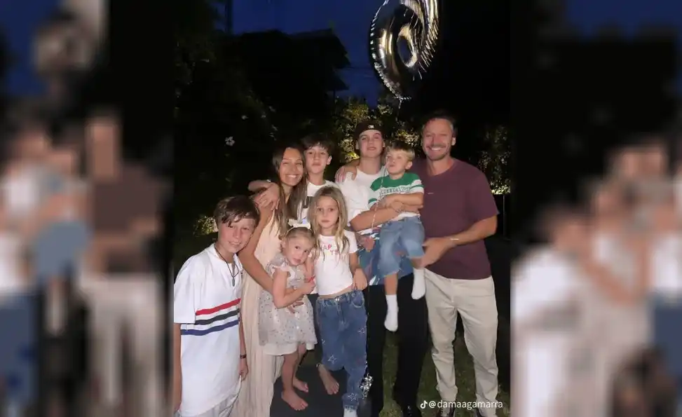Pampita, Benjamín, sus hijos, y un detalle en la foto