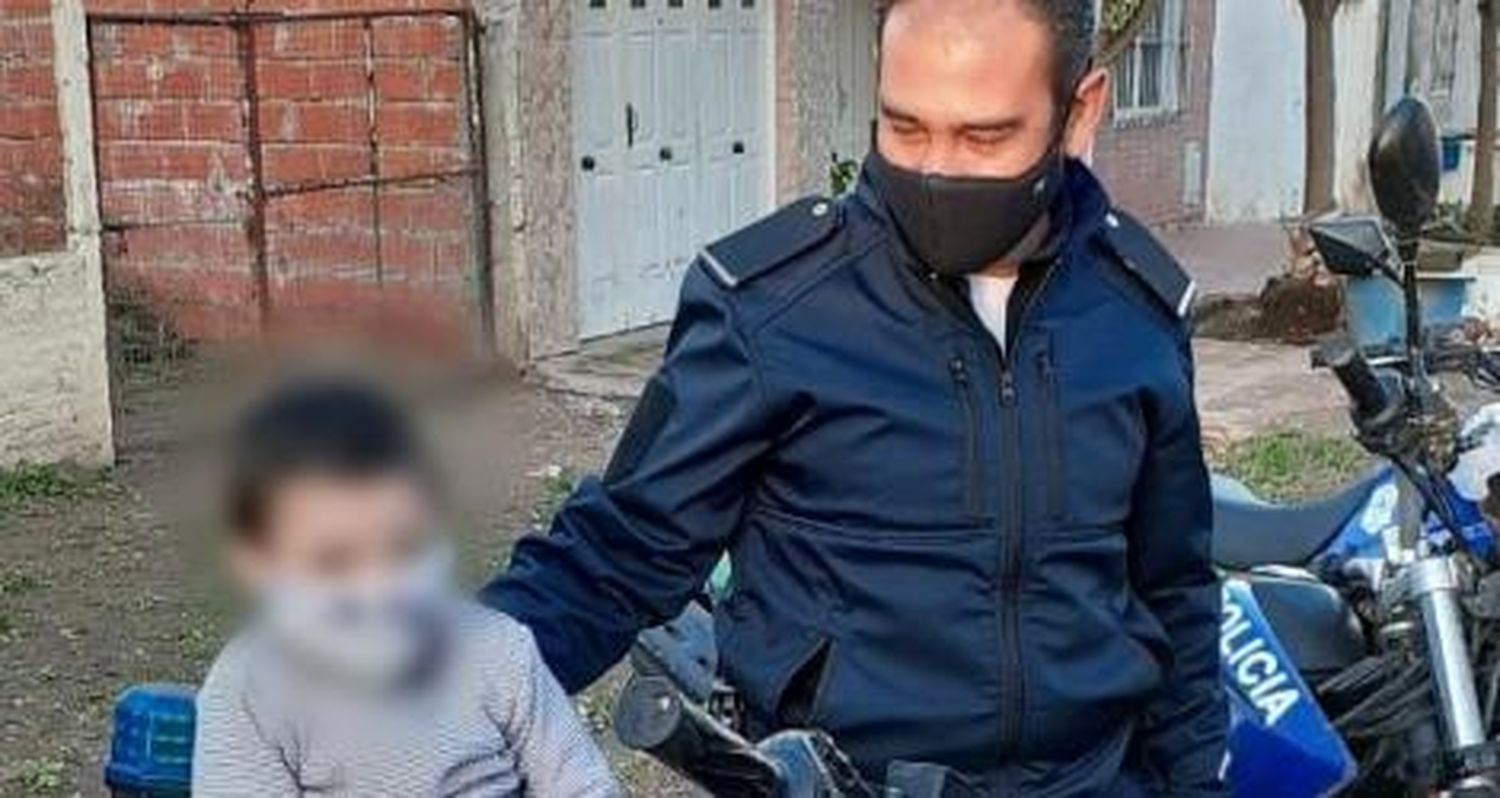 Simón cumplió 4 años y lo visitaron “motopolicías”