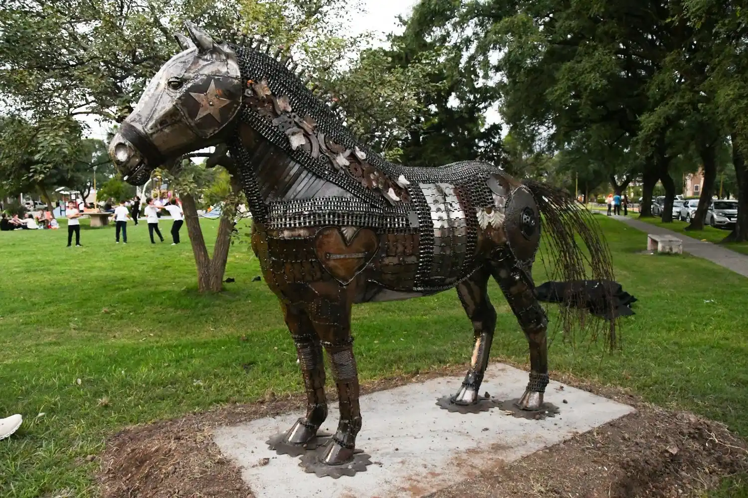 Arte Central en la ciudad: después del puma, llegó el caballo