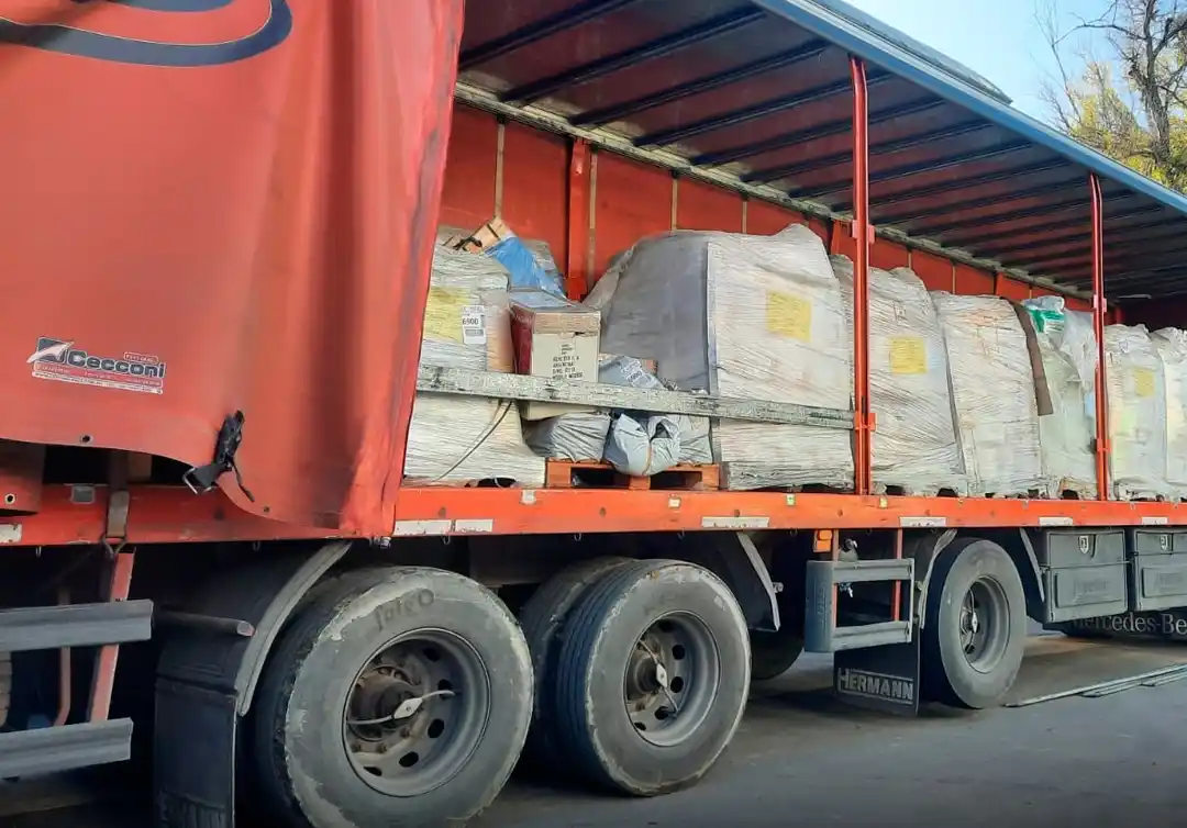 Bahía Blanca: Con 12 mil kilos de residuos, cooperativas desarrollaron mobiliario urbano para una plaza