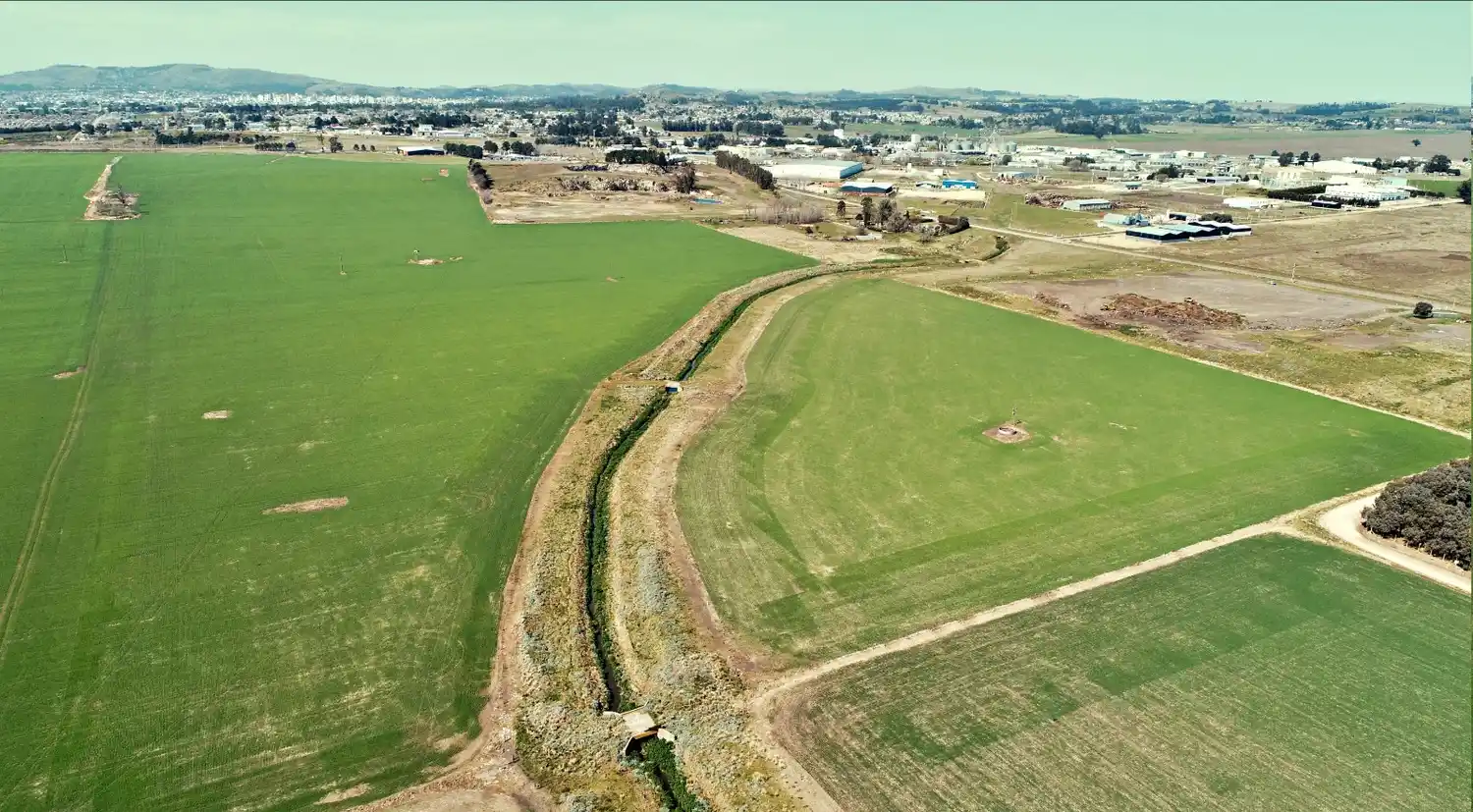El canal de efluentes pluviales y de desechos del Parque Industrial que atraviesa el campo de la familia Arecha Ranceze.