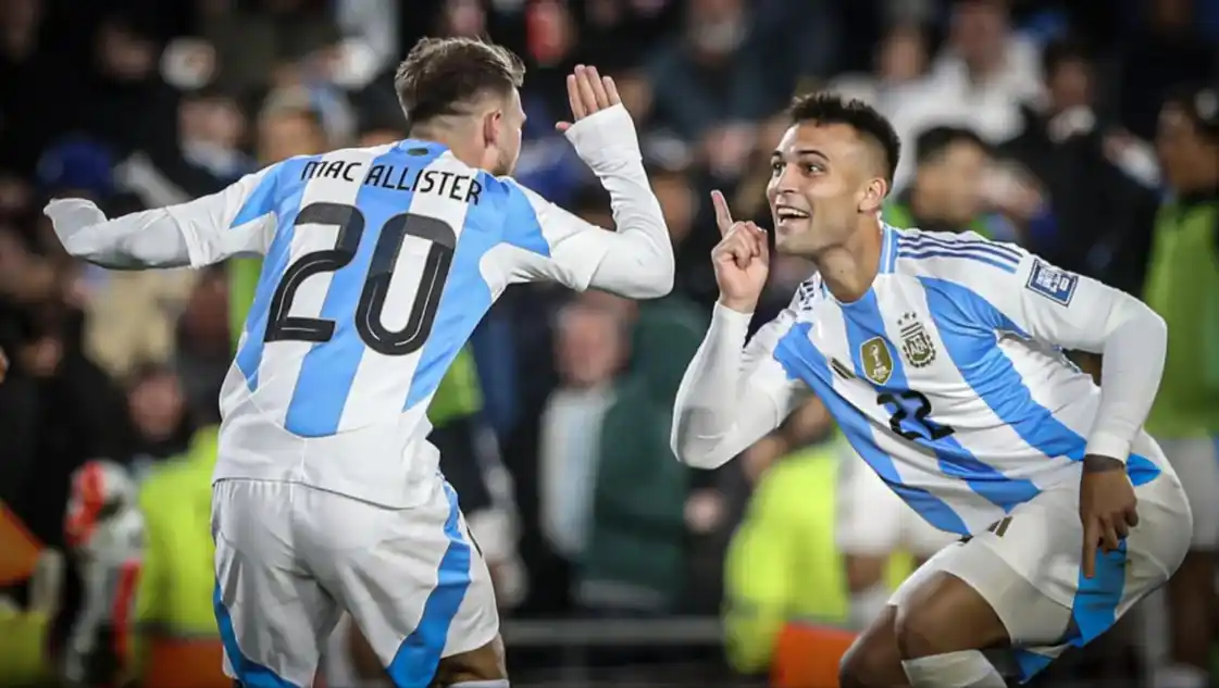 Alexis y Lautaro celebran el 1-0. El Toro asistió sin tocarla y Mac Allister definió.