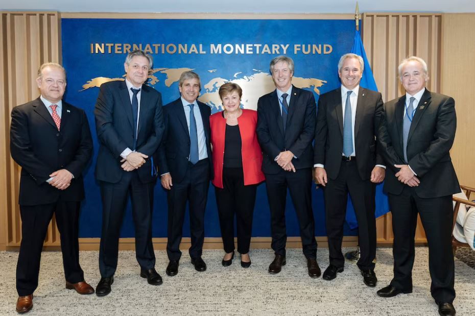 El FMI aprobó la revisión de metas y la Argentina recibirá un desembolso de USD 2.000 millones