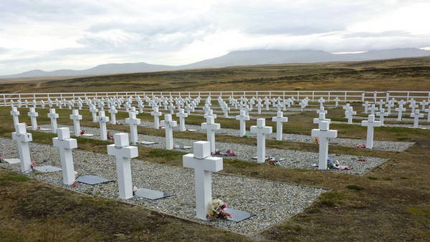 Argentina pide explicaciones por ataque al cementerio de Darwin
