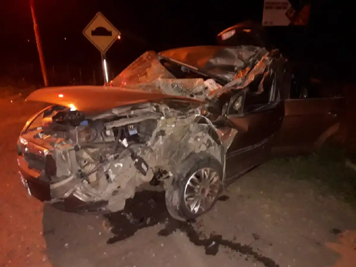 Un auto chocó con la parte trasera de un camión en El Tío: un herido