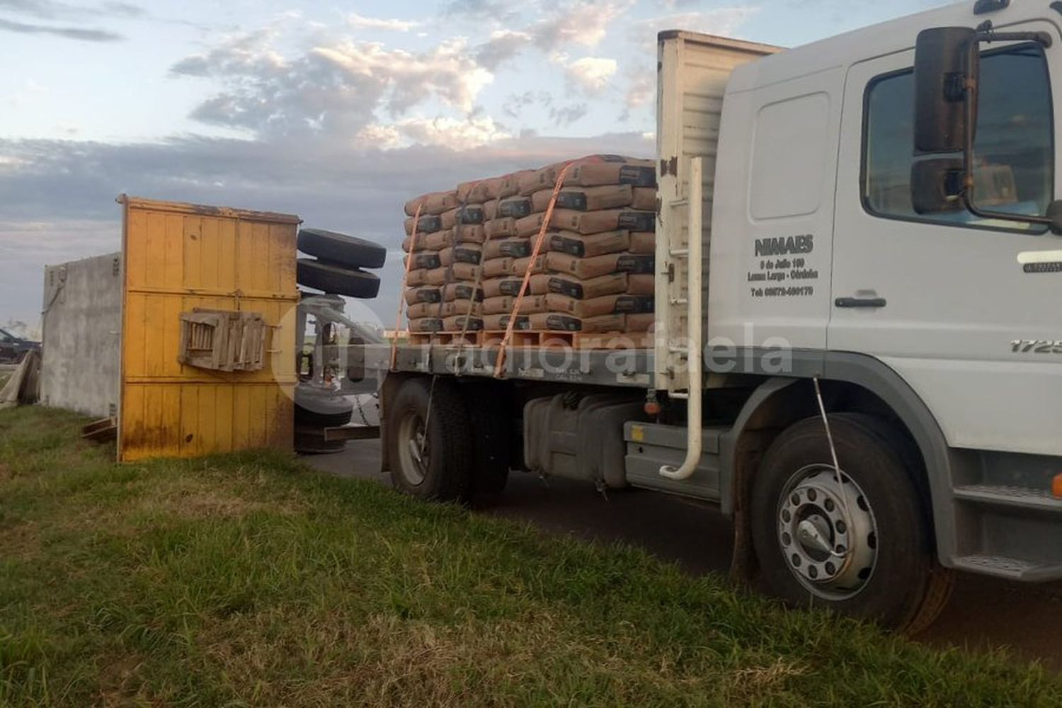 Perdió el control del camión y terminó con el acoplado volcado en Autovía Nacional Nº19