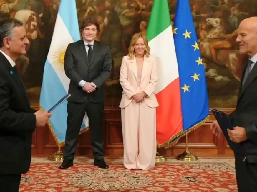 Supervisador por Milei y Meloni, el entendimiento fue rubricado por el CEO de YPF, Horacio Marín, y su par de ENI, Claudio Descalzi.