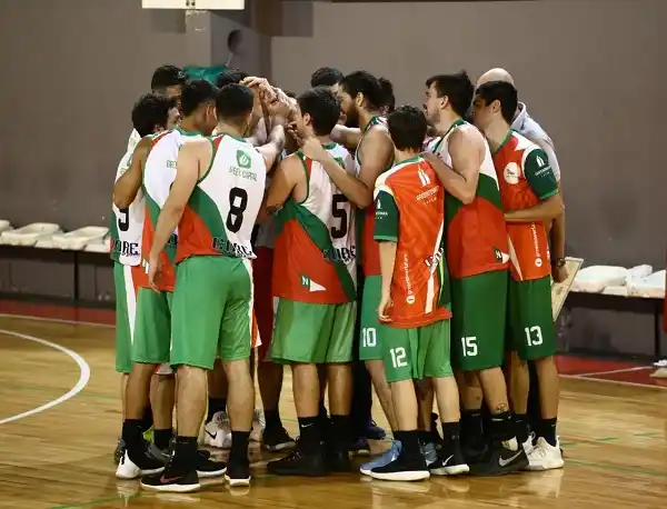 Racing expone el invicto y Neptunia busca afianzarse