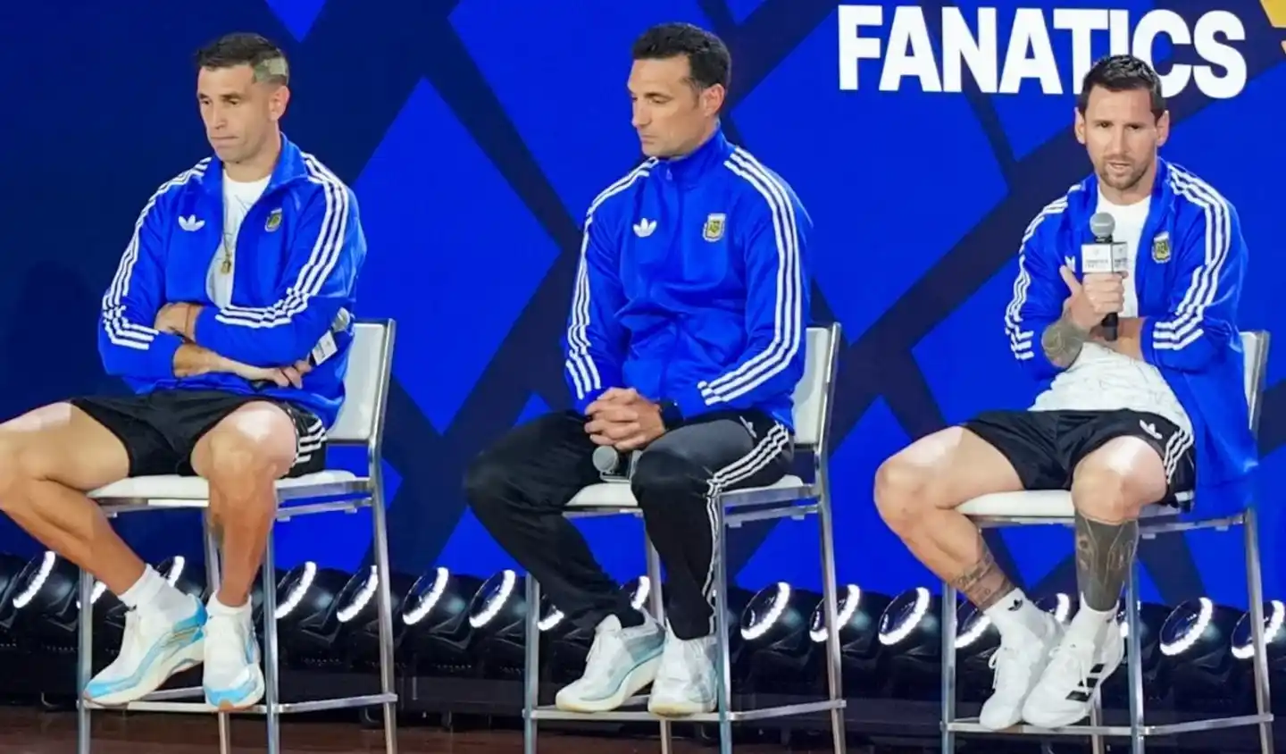 El Dibu, Scaloni y Messi, los representantes argentinos en el evento organizado por FIFA.