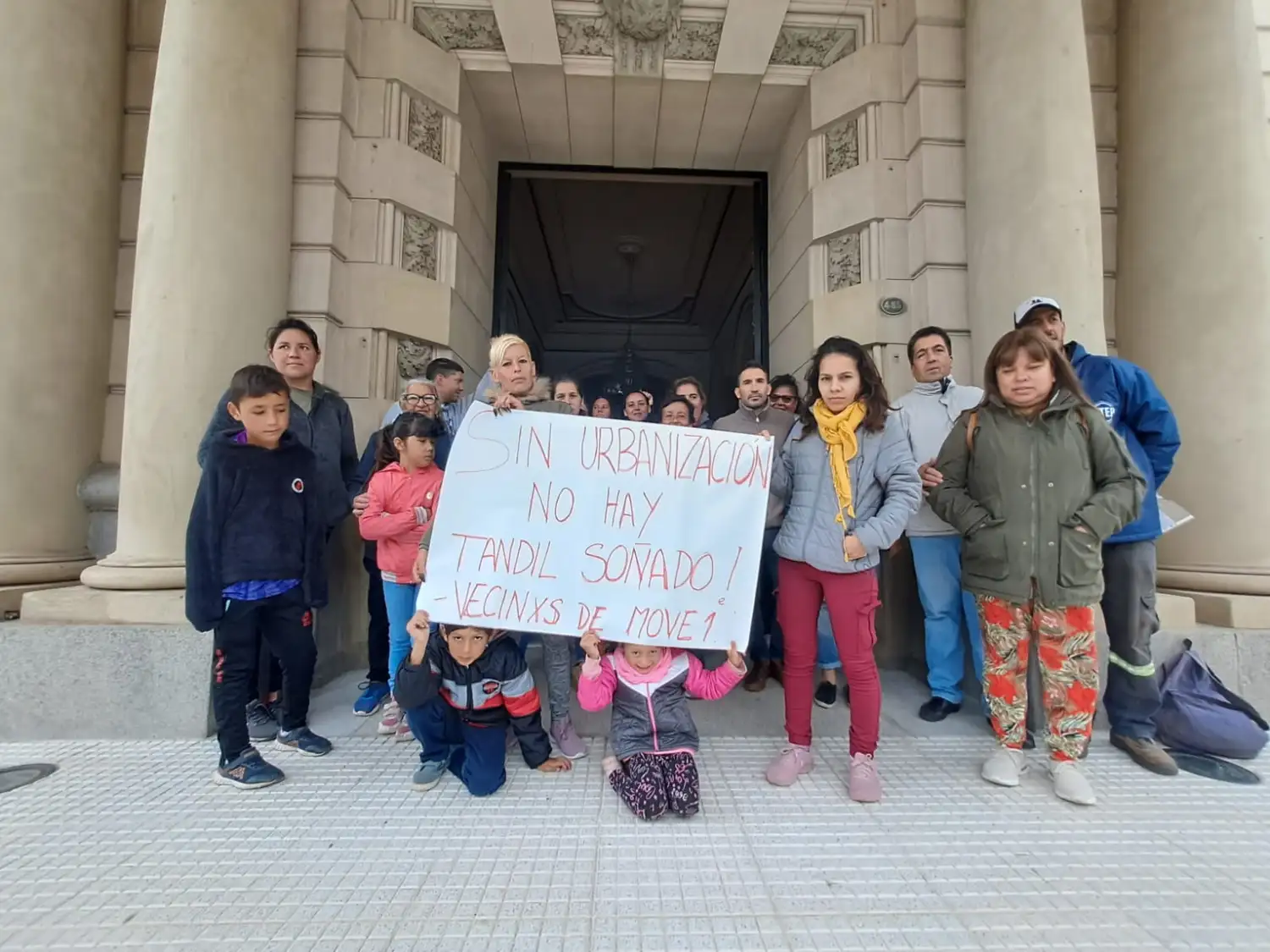 Los vecinos se acercaron a la municipalidad a dejar asentado el petitorio, pidieron hablar con Lafosse, y el secretario los atendió en su despacho.