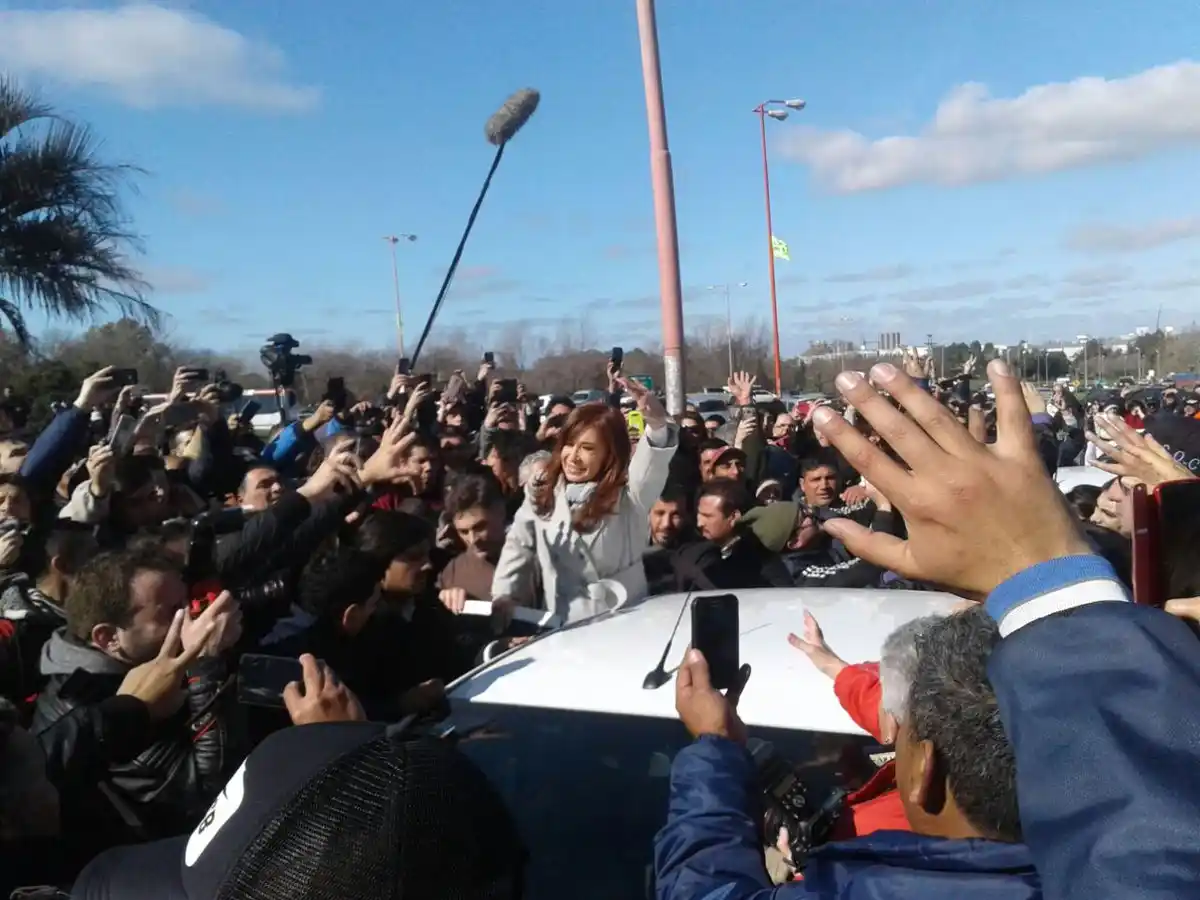 Cristina retoma las recorridas de campaña: Estuvo con trabajadores despedidos en la rotonda de Zárate