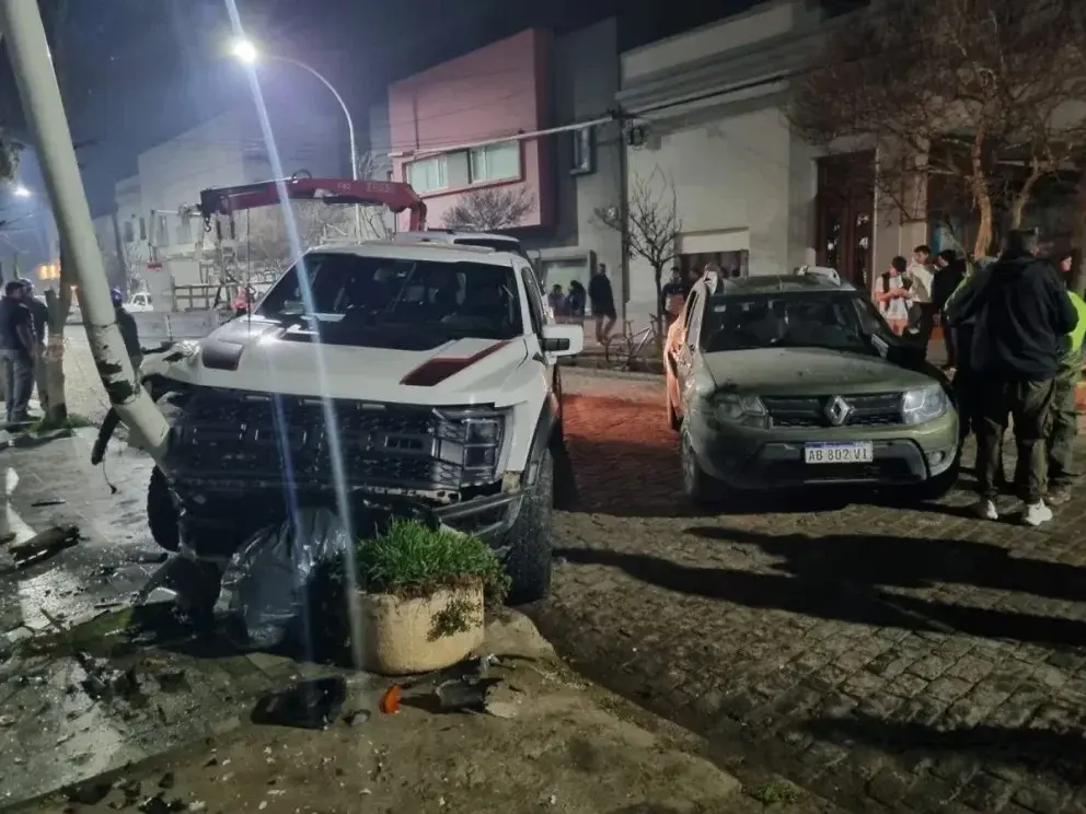 Un conductor con alcoholemia positiva embistió a una camioneta.