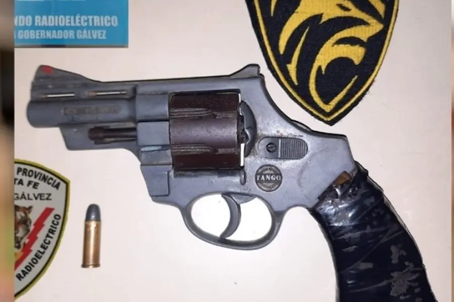 Entró a robar a un negocio, gatilló cuatro veces, pero no salió la bala: terminó detenido