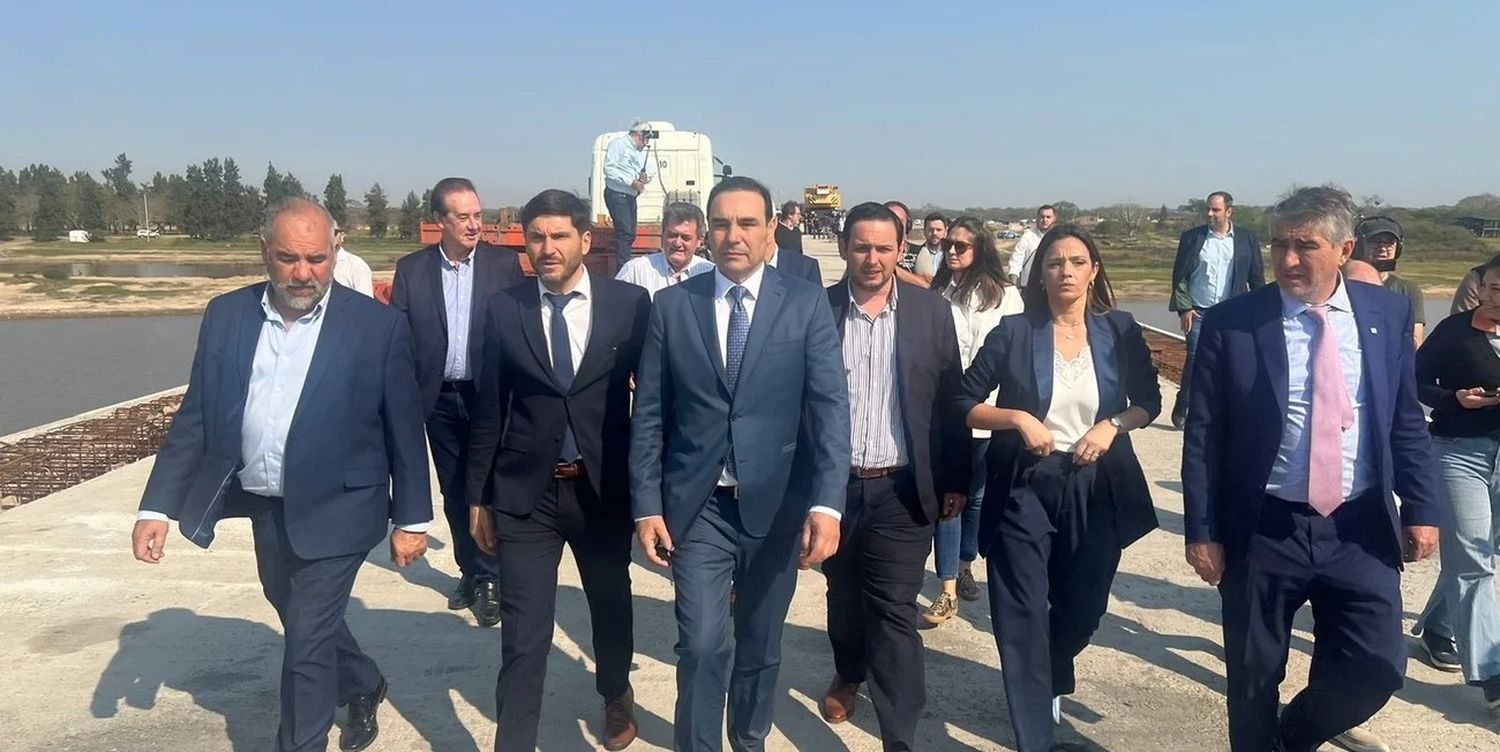 Maximiliano Pullaro y Gustavo Valdés firmaron en Villa Ocampo un acta compromiso para la creación de la Región Litoral.