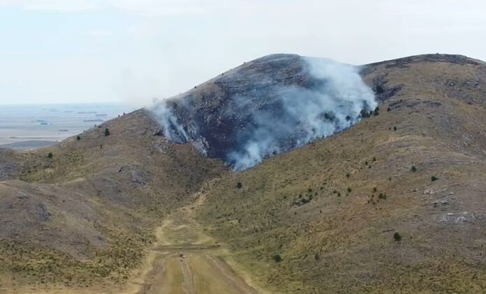 Los bomberos llevan más de un día intentando sofocar un incendio en las sierras