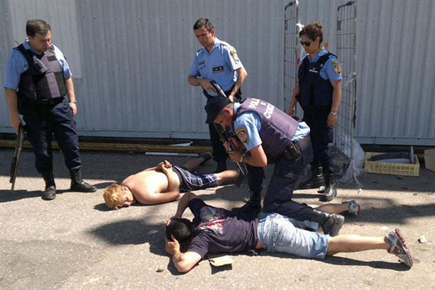 De la Sota firmó un acuerdo con la policía en el medio de saqueos y caos en Córdoba