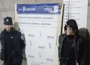La mujer que increpó a la pareja llegó hasta la comisaría junto a ambos para denunciarse mutuamente y fue en ese momento cuando enfrentó a los agentes.