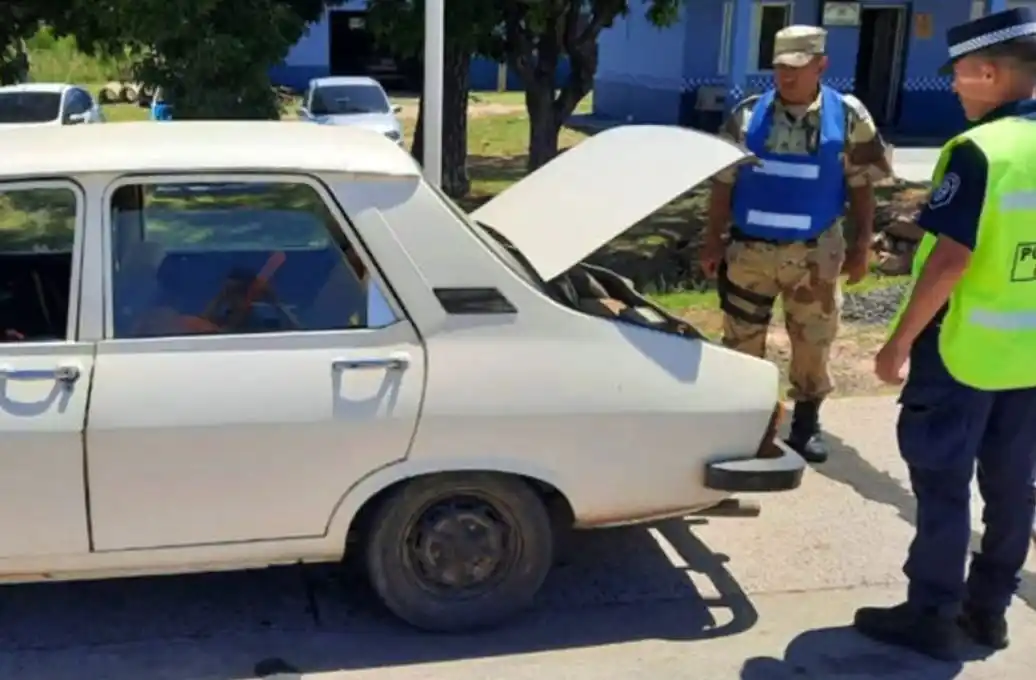 Les robaron bidones de combustibles a sus jefes, pero fueron sorprendidos en la autovía