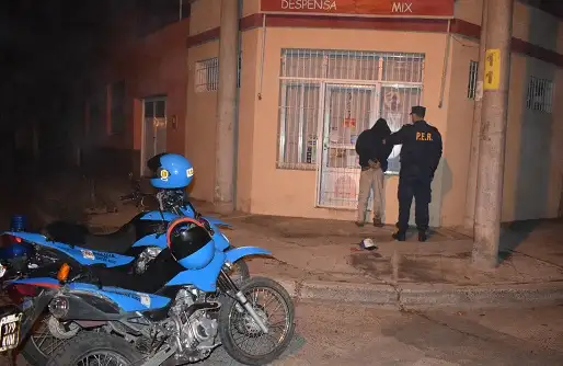 Robaron ropa y quisieron cambiarla por bebida: fueron detenidos