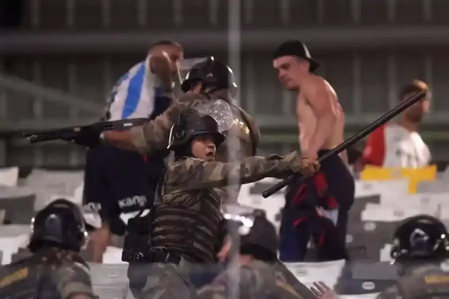 Otra vez la policía brasileña reprimiendo a hinchas (@DOUGLAS MAGNO)