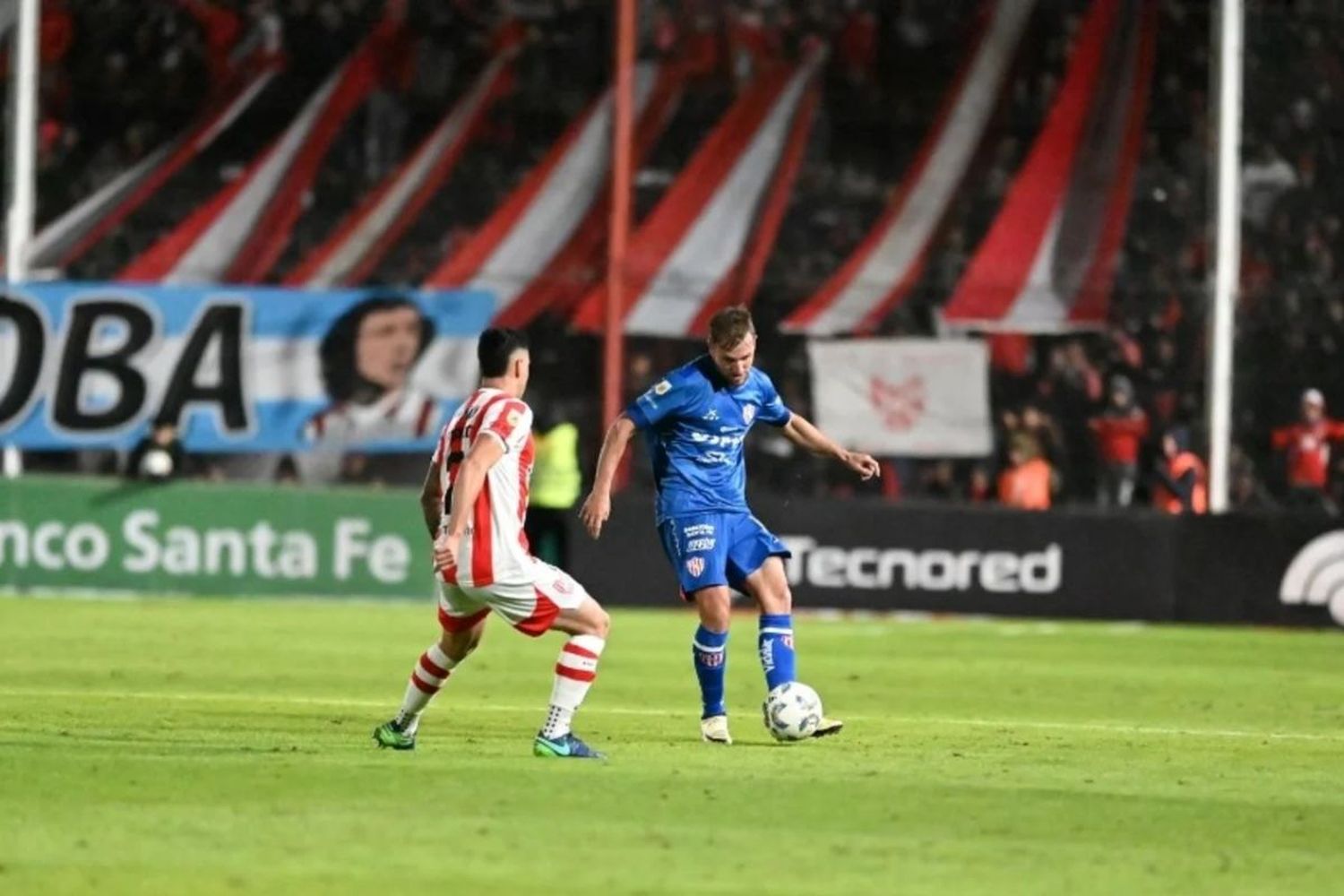 Antes del descanso, Instituto se quedó con diez hombres