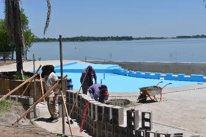 Construcción de una pileta en el camping GyC Laguna Resort