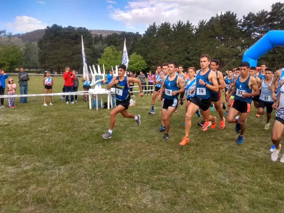 La largada de la prueba de 10K, con Redolatti (6) adelante.