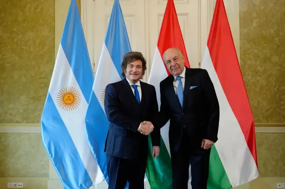 Javier Milei con Tamás Sulyok, presidente de Hungría.