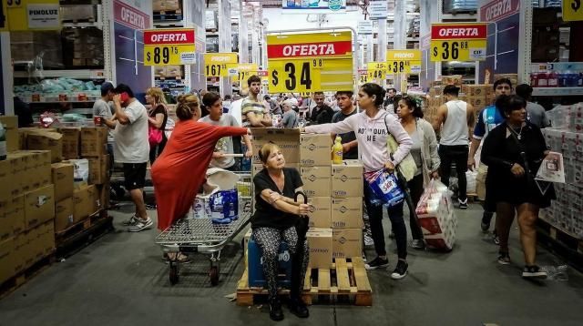 Fijan precios máximos para el alcohol etílico, el papel higiénico y algunos alimentos