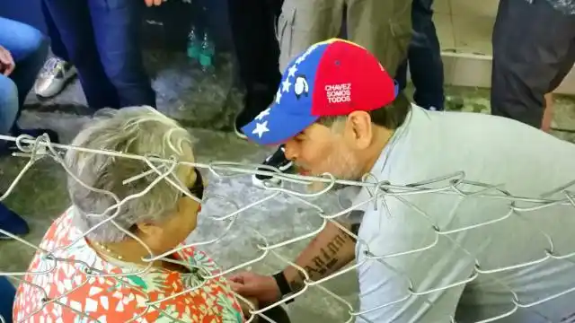El emotivo saludo de Diego Maradona y Hebe de Bonafini en la previa del clásico platense