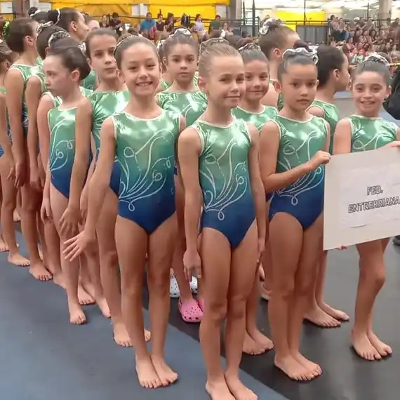 Gimnastas locales representando a Entre Ríos